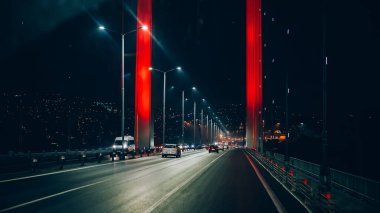 İstanbul 'daki İstanbul Boğaz Köprüsü' ndeki gece trafiğinin Avrupa ve Asya 'yı birbirine bağlayan birinci şahıs soyutlaması