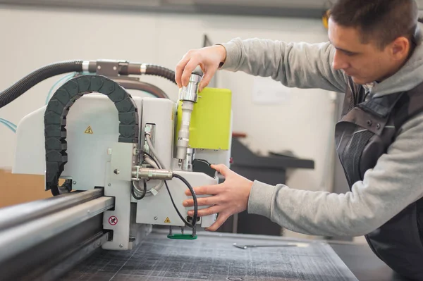 Ingeniero Eléctrico Repara Cabezal Corte Cuchillo Una Gran Máquina Impresión —  Fotos de Stock