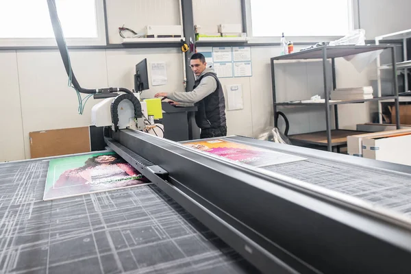 Técnico Del Trabajador Imprenta Trabaja Una Gran Máquina Impresión Corte — Foto de Stock