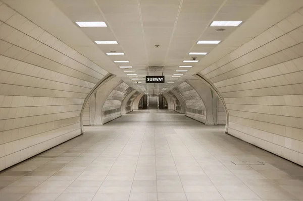 Eine Abstrakte Perspektivische Ansicht Des Unterirdischen Bahn Tunnels Mit Rolltreppe — Stockfoto