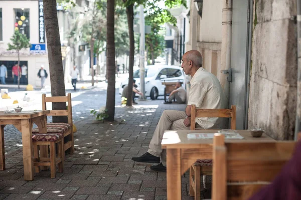Istanbul Turquía Junio 2019 Hombre Identificado Bebe Café Café Turco — Foto de Stock