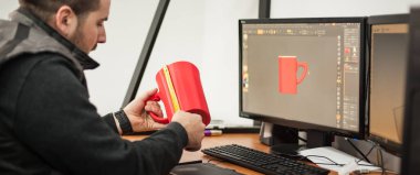 Grafik tasarımcısı ve 3D program canlandırıcısı ofisteki bilgisayarda çalışıyor