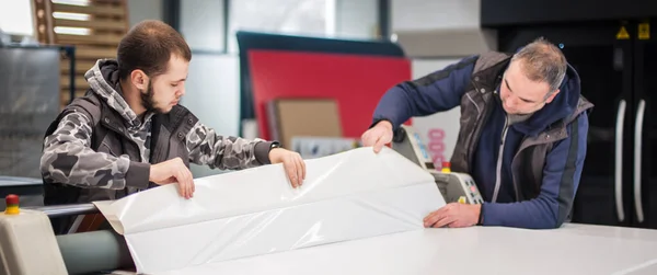 Dois Trabalhadores Técnicos Impressoras Colam Grande Cartaz Papel Para Placa — Fotografia de Stock