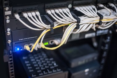 Ağ sunucusu, değiştir ve yönlendir. Birçok kablo internet sunucularına bağlanıyor. Bilgisayar donanımlı raflar