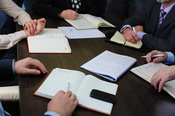 Grupo Empresarios Una Reunión Negocios Planificación Trabajo Equipo Manos Escritorio — Foto de Stock