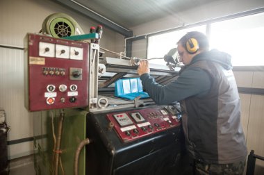 İşçi teknisyeni dijital matbaada 3D süblimleşme vakum ısı makinesi üzerinde nesne yaptı