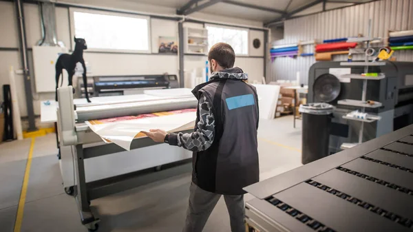 Arbetare Printmaker Tekniker Operatör Arbetar Stora Digitala Tryckeri Presshall Och — Stockfoto