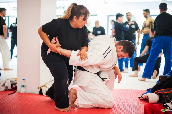 Kvinnlig Kapap Och Krav Maga Student Tåg Kniv Desarmera Lås — Stockfoto