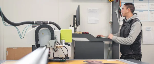 Técnico Del Trabajador Imprenta Trabaja Una Gran Máquina Impresión Corte —  Fotos de Stock