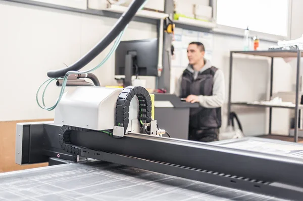 Técnico Trabalhador Printshop Trabalha Grande Máquina Impressão Corte Controle Numérico — Fotografia de Stock