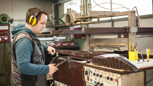 Técnico Trabalhador Faz Objeto Máquina Imprensa Calor Vácuo Sublimação Escritório — Fotografia de Stock