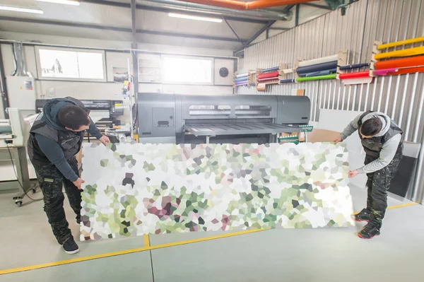 Two Worker Printmaker Technician Operator Works Large Digital Printing Press — Stock Photo, Image
