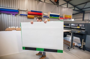 İşçi matbaa teknisyeni, birçok farklı türde makine ile büyük dijital baskı basın salonu ve matbaa ofisinde çalışır.