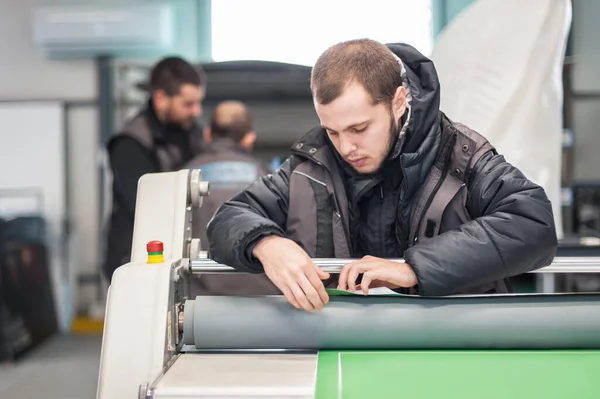 Munkás Nyomtató Technikus Ragasztó Nagy Papír Poszter Hab Fórumon Félautomata — Stock Fotó