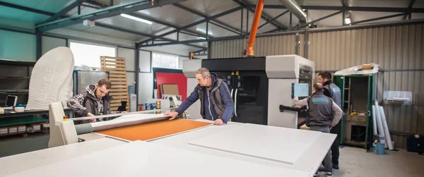Grande Grupo Trabalhadores Impressoras Operador Técnico Trabalha Sala Impressão Digital — Fotografia de Stock