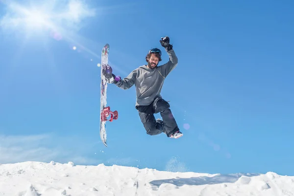 Божевільний Фрілансер Сноубордист Розважається Стрибає Снігового Пагорба Сноубордом Руці — стокове фото