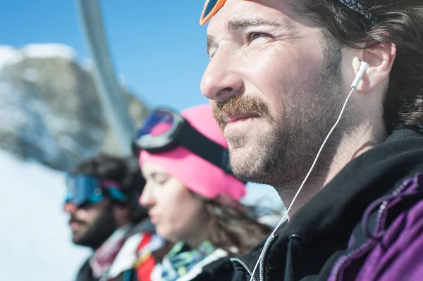 由3名滑雪者和男女滑雪者组成的小组的特写镜头 乘坐滑雪车 享受高山上美丽的天气 — 图库照片