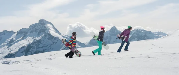 Skupina Tří Freeride Snowboardistů Pěší Túru Nést Své Snowboard Desky — Stock fotografie