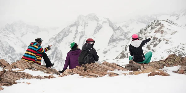 Gruppo Snowboarder Sciatori Sesso Femminile Maschile Siedono Riposano Sulla Roccia — Foto Stock