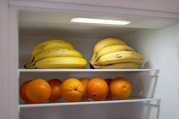 Närbild Färska Apelsiner Och Bananer Hyllan Öppen Kylbehållare Vitaminfrukter — Stockfoto