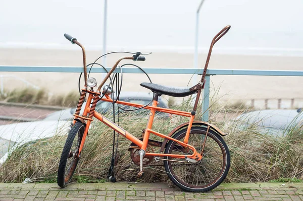 Stary Holland Klasyczny Banan Siedzenia Rower Vintage Rower Miejscach Publicznych — Zdjęcie stockowe