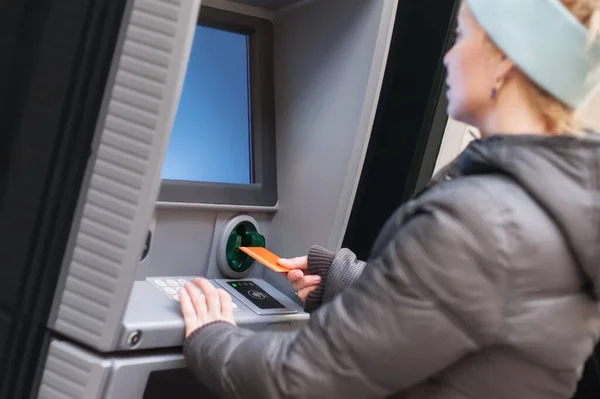 Vista Lateral Uma Fêmea Retirando Dinheiro Cartão Bancário Usando Máquina — Fotografia de Stock