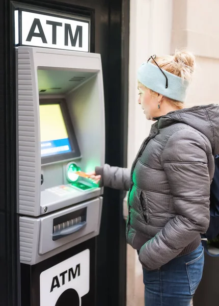 Sidovy Över Kvinna Som Tar Pengar Från Ett Bankkort Med — Stockfoto