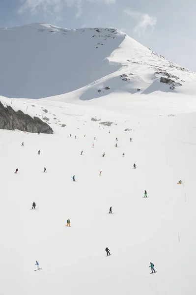 Lots Freeride Skiers Snowboarders Large Group Rolls Rides Snow Slope — Stock Photo, Image