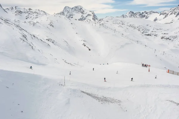 Wielu Freeride Narciarzy Snowboardzistów Duża Grupa Rolki Przejażdżki Stoku Śniegu — Zdjęcie stockowe