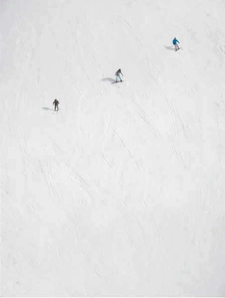 三个免费滑雪者和滑雪者在雪坡上滑行的艺术和艺术形象 高瞻远瞩 空荡荡的地方法国阿尔卑斯山 Les Alpes — 图库照片
