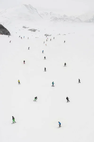 多くのフリーライドスキーヤーやスノーボーダー 大規模なグループ ロールや雪の斜面に乗って 美しいアルプスの山脈でお楽しみください 最高の高視野ビュー 冬の季節 フランスアルプス Les Alpes — ストック写真