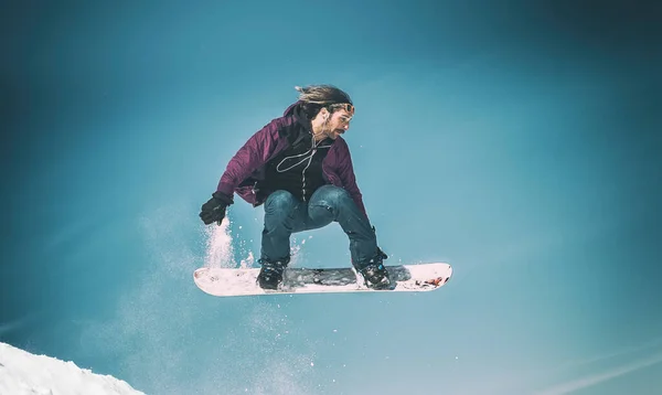 Freerider Snowboardzista Robi Szybką Sztuczkę Skok Deską Snowboardową Freeride Górski — Zdjęcie stockowe