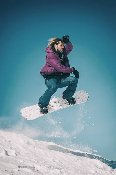 Freerider Snowboardista Dělá Rychlost Trik Vzdušný Skok Svým Snowboardem Zimní — Stock fotografie