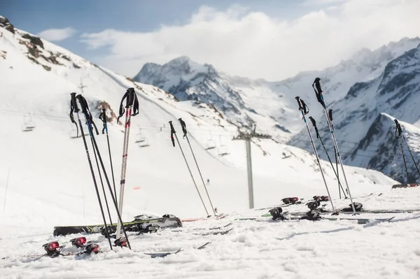 Lots Skis Poles Snowboards Stuck Snow Next Ski Slope Mountain — Stock Photo, Image