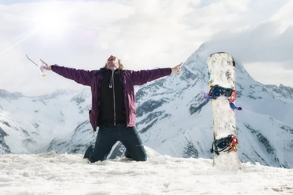 微笑着在山顶上滑雪板的人 举手表决 愉快而快乐 喝啤酒 阿尔卑斯山山脉的美丽景色 胜利和胜利的概念 — 图库照片
