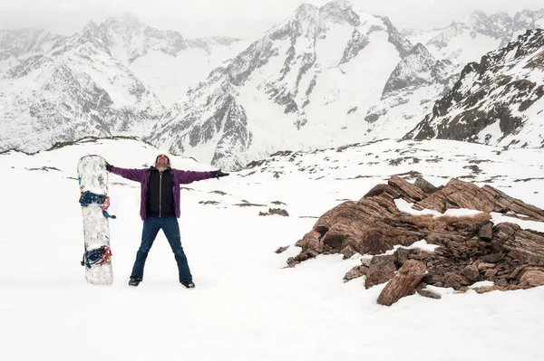 Sorridente Snowboarder Sulla Cima Della Montagna Alzare Mano Con Gioia — Foto Stock