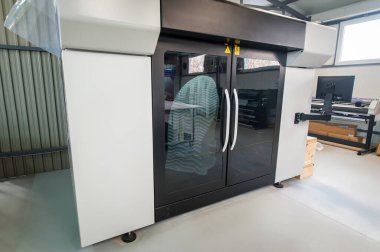 Bilgisayar kontrollü büyük 3D yazıcı makinesi olan bir matbaa.