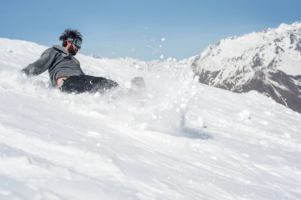 弗林德的滑雪板掉了下来 与他的滑雪板一起在陡峭的山坡上坠毁了 冬山自由自在 — 图库照片