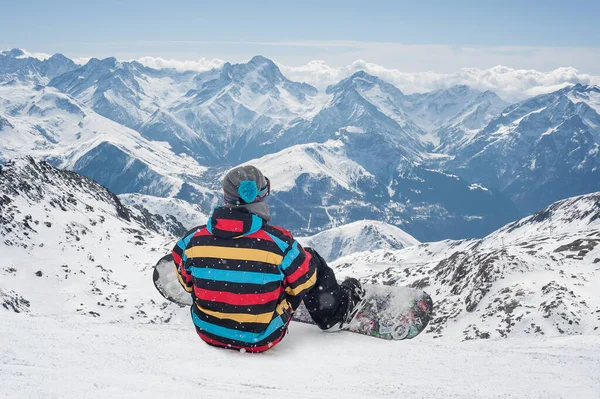 Snowboarder Sitting Fresh Snow Top Mountain Enjoying Scenery Ski Resort — Stock Photo, Image
