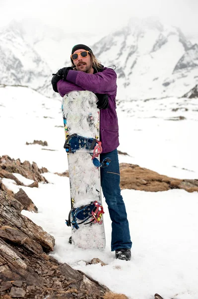 Snowboarder Heureux Positif Posant Appréciant Extérieur Sur Fond Sommets Enneigés — Photo