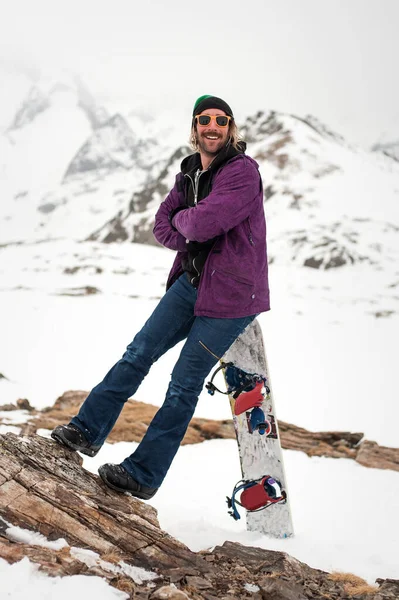 Happy Positive Snowboarder Posing Enjoying Outdoors Background Snowy Peaks Travel — Stock Photo, Image
