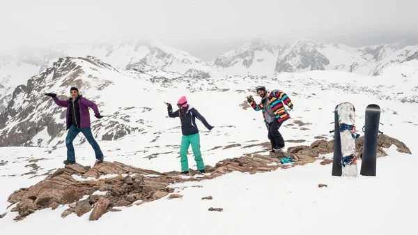 Skupina Tří Šťastných Pozitivních Snowboardistů Baví Užívají Krásných Zimních Alpách — Stock fotografie