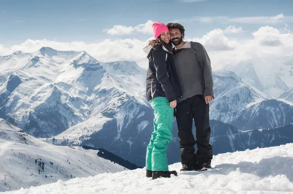 Casal Romântico Snowboarder Abraçando Neve Com Bela Gama Montanhas Alpes — Fotografia de Stock