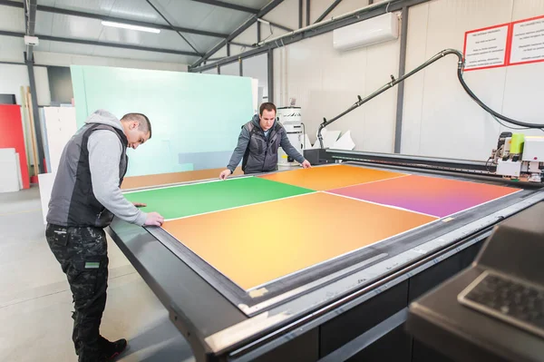 Two Printshop Worker Technicians Works Large Cnc Computer Numerical Control — Stock Photo, Image