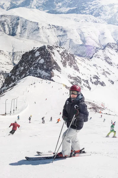 女滑雪者在美丽的雪山阿尔卑斯山脉风景中欣赏 冬季体育和娱乐旅行概念 — 图库照片