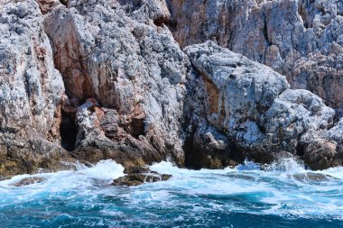 Güzel manzara, deniz ve kayalar 