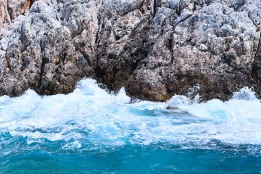 Güzel manzara, deniz ve kayalar 