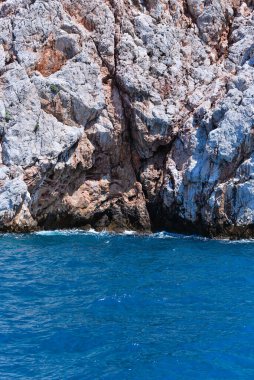 Güzel manzara, deniz ve kayalar 