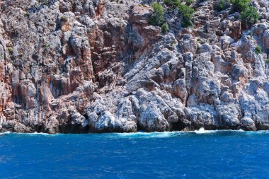 Güzel manzara, deniz ve kayalar 
