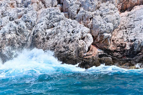 Güzel manzara, deniz ve kayalar 